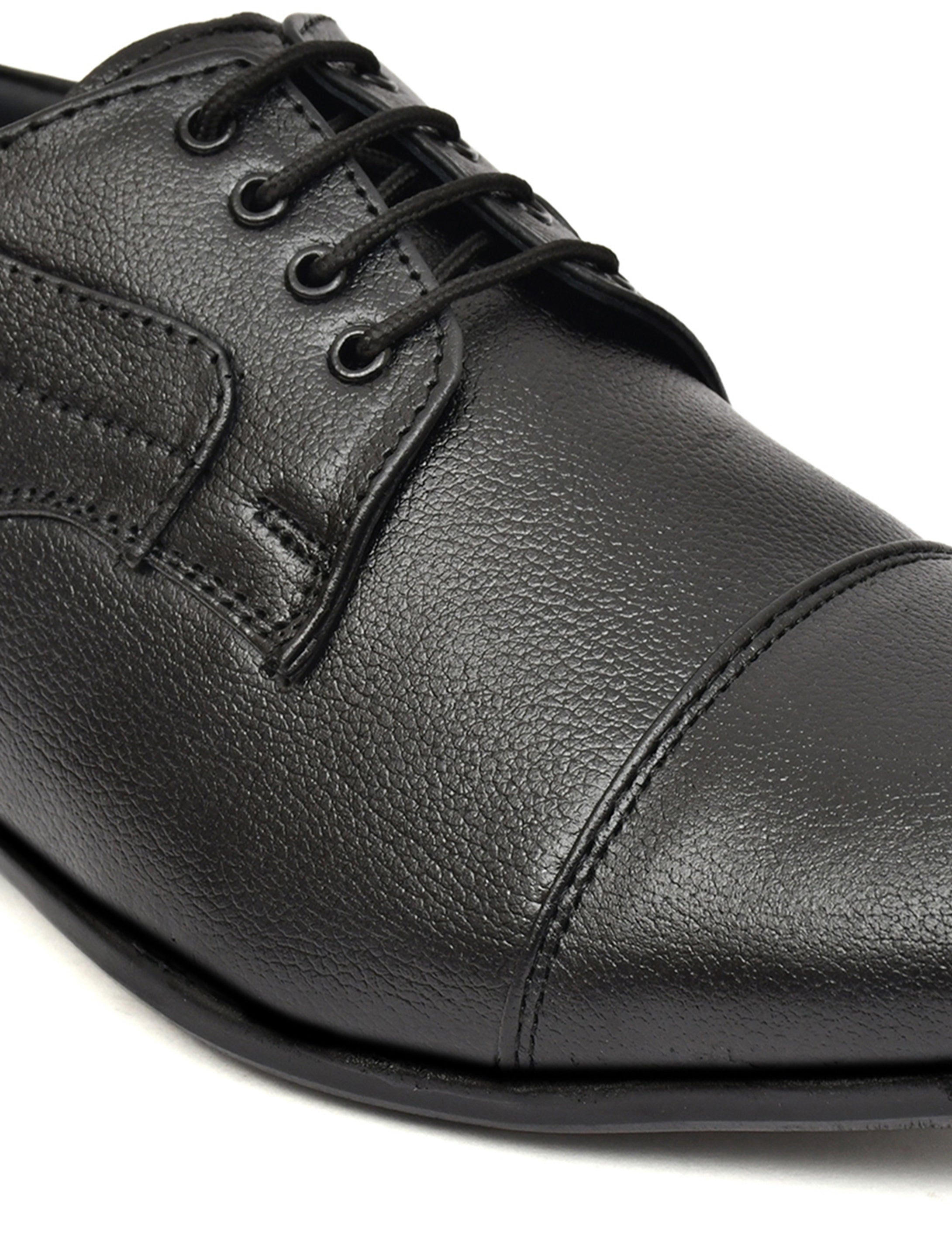 Black cap-toe Derby lace-up with pebble grain leather: