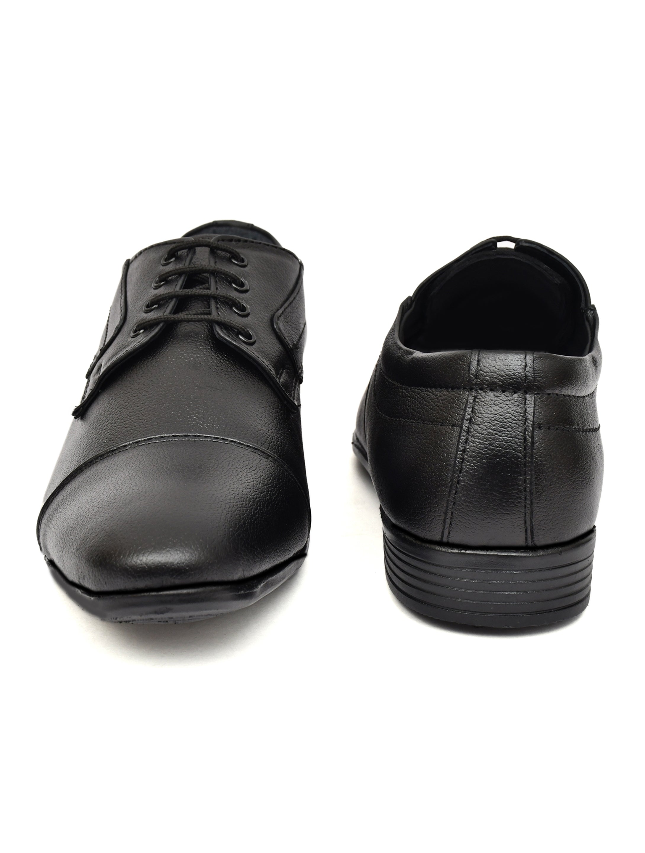 Black cap-toe Derby lace-up with pebble grain leather: