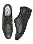 Black cap-toe Derby lace-up with pebble grain leather: