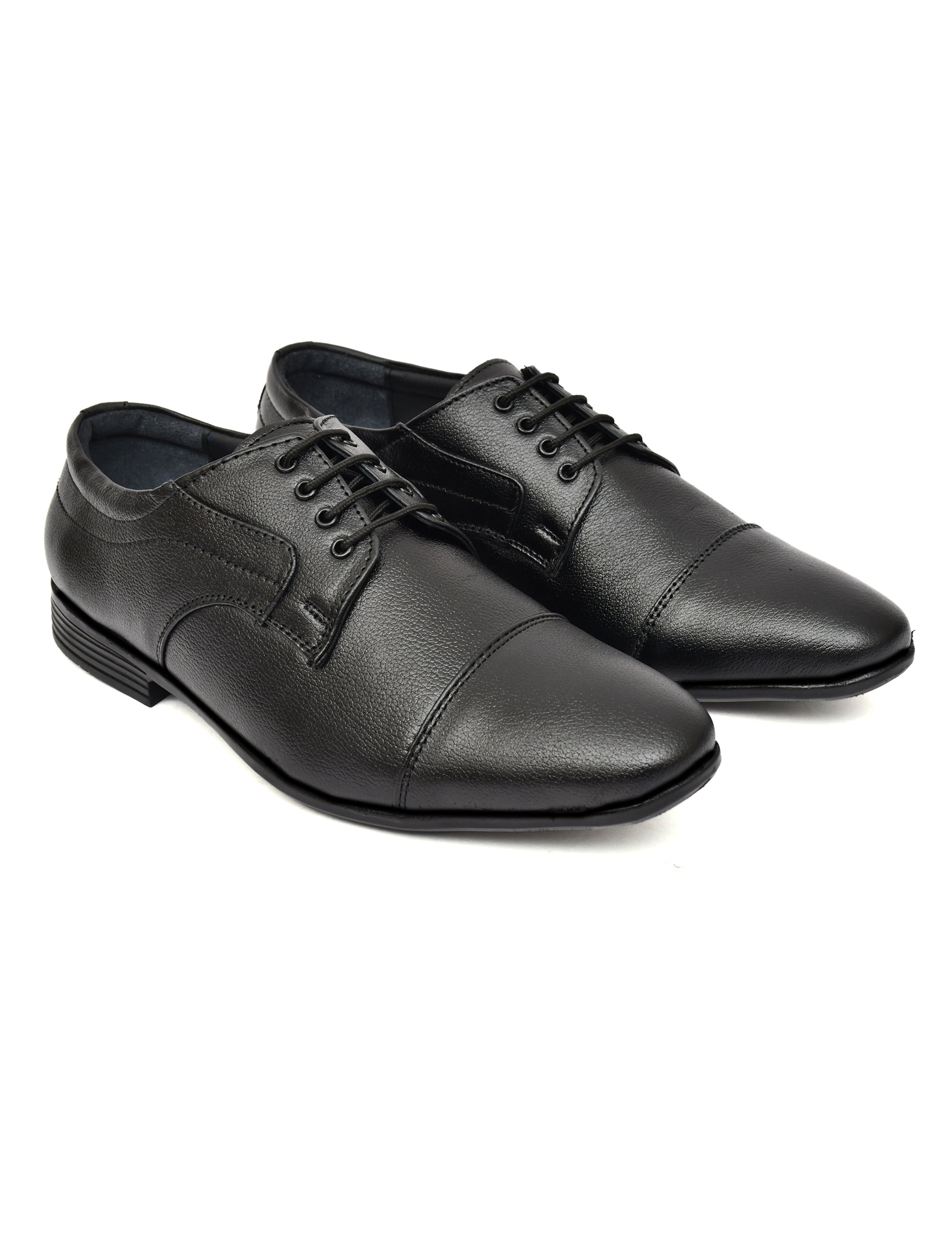 Black cap-toe Derby lace-up with pebble grain leather: